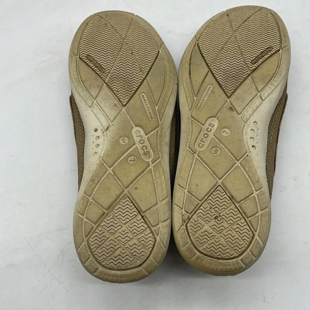 Crocs tan canvas slip on loafers size 7. CR8657D - Picture 6 of 8